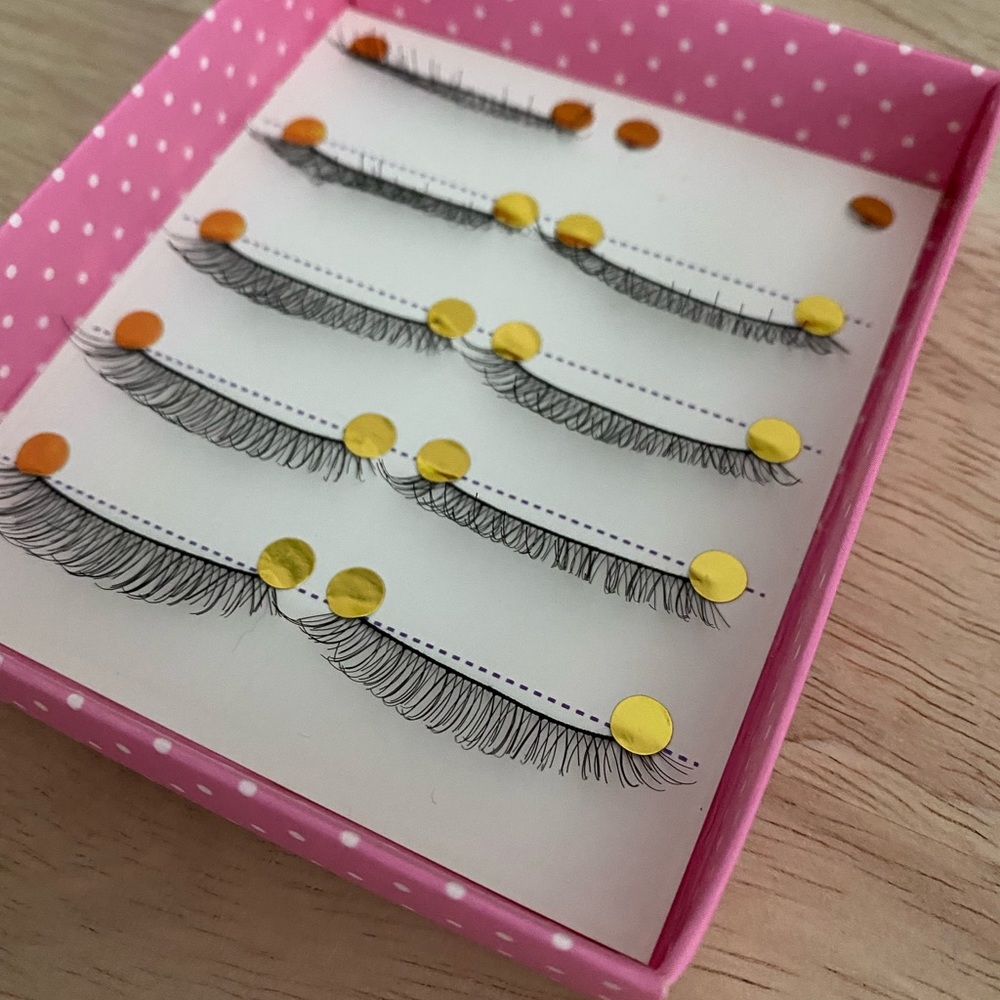 4 pairs of lashes